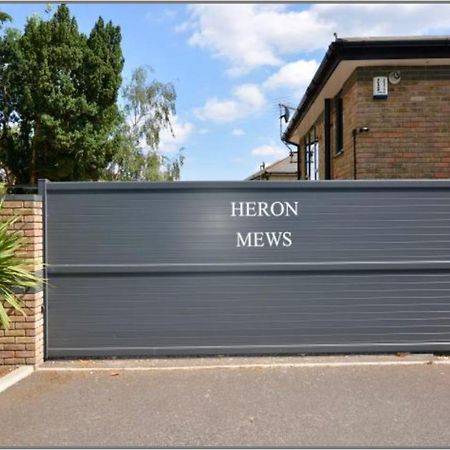 Modern And Cozy 2-Guest Flat With Gated Parking Apartman Kingston upon Thames  Kültér fotó