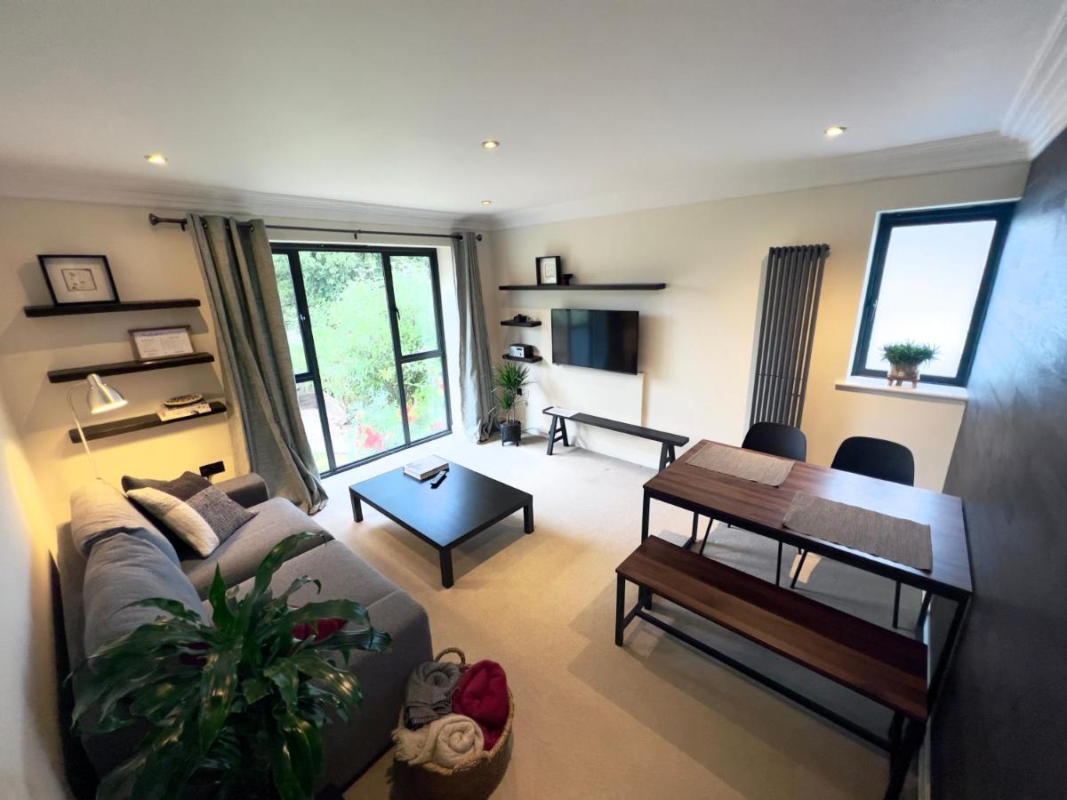 Modern And Cozy 2-Guest Flat With Gated Parking Apartman Kingston upon Thames  Kültér fotó