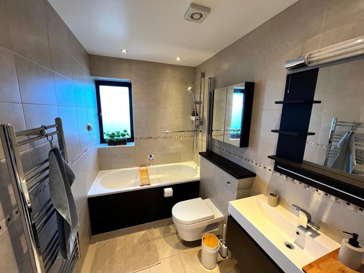 Modern And Cozy 2-Guest Flat With Gated Parking Apartman Kingston upon Thames  Kültér fotó