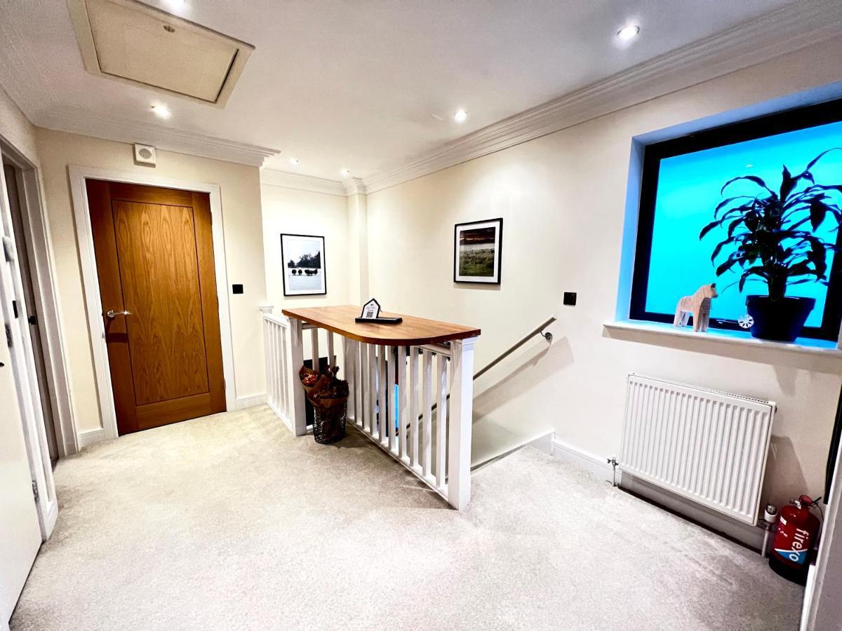 Modern And Cozy 2-Guest Flat With Gated Parking Apartman Kingston upon Thames  Kültér fotó